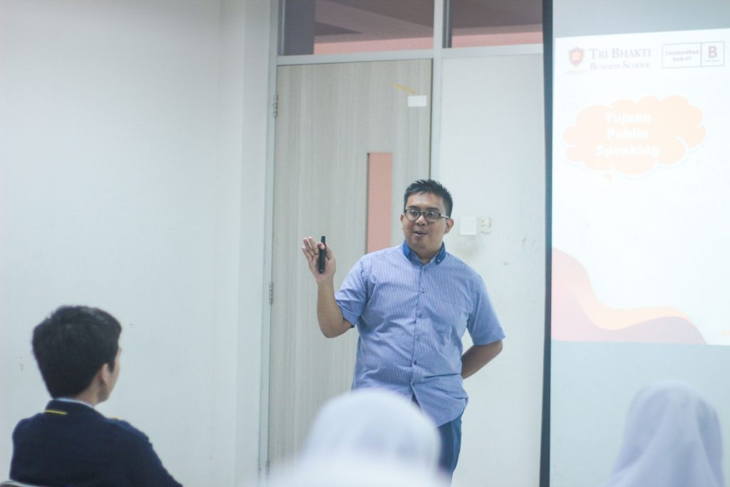 Dosen Tri Bhakti Business School Fitrasyah Nurmulya, Shum., MSM. sedang menjelaskan public speaking kepada siswa-siswi SMA Pangeran Jayakarta dan SMA Panjatek gambar di ambil secara close up