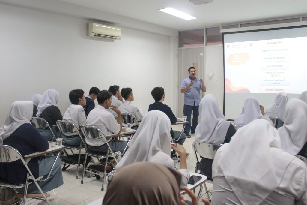 Dosen Tri Bhakti Business School Fitrasyah Nurmulya, Shum., MSM. sedang menjelaskan public speaking kepada siswa-siswi SMA Pangeran Jayakarta dan SMA Panjatek gambar di ambil dengan jarak jauh
