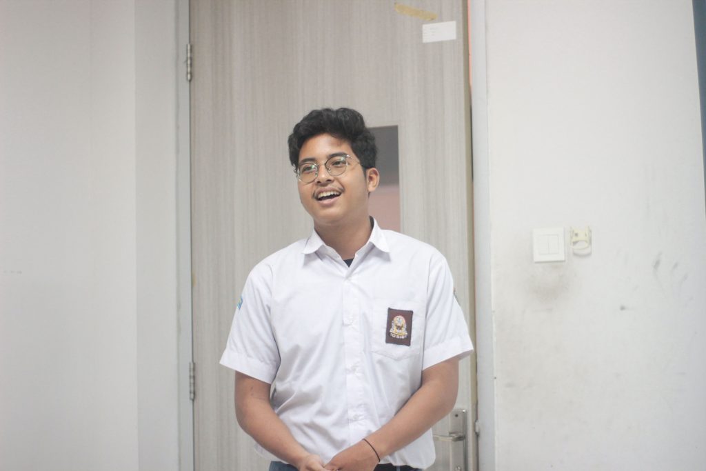salah satu siswa SMA Mandalahayu maju kedepan kelas untuk mempraktikan materi public speaking yang telah ia terima