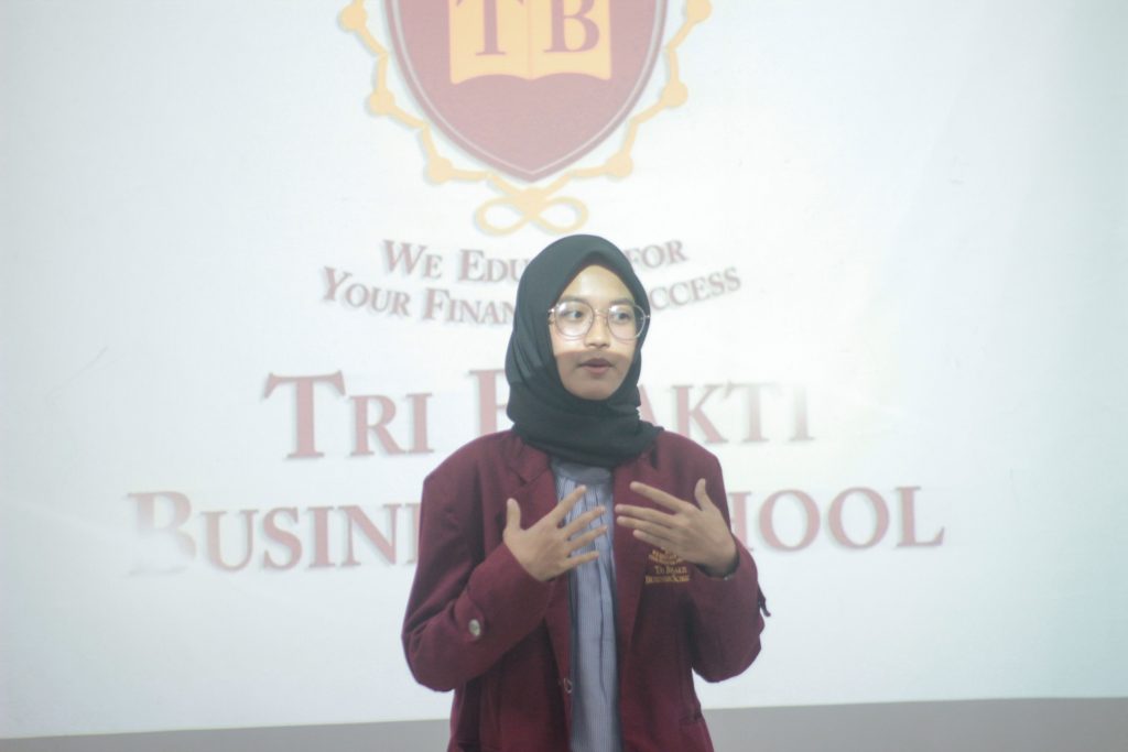 mahasiswa Tri Bhakti Business School memaparkan tentang alasannya dia berkuliah di kampus Tri Bhakti Business School
