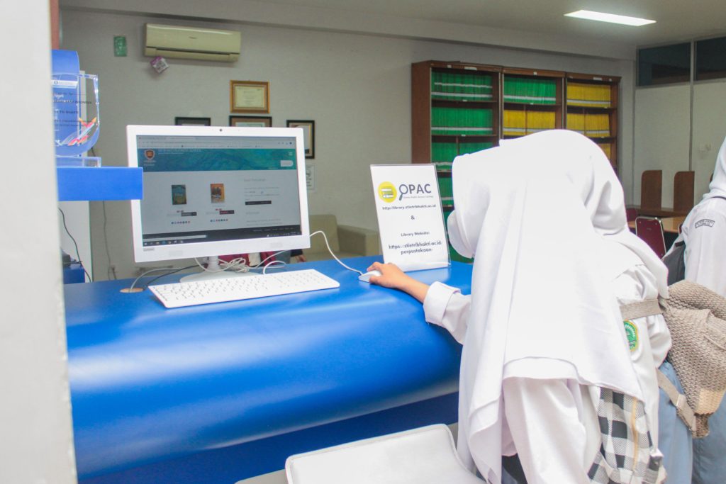Siswa-siwi kunjungan kampus melakukan tur kampus dan sedang menggunakan aplikasi OPAC