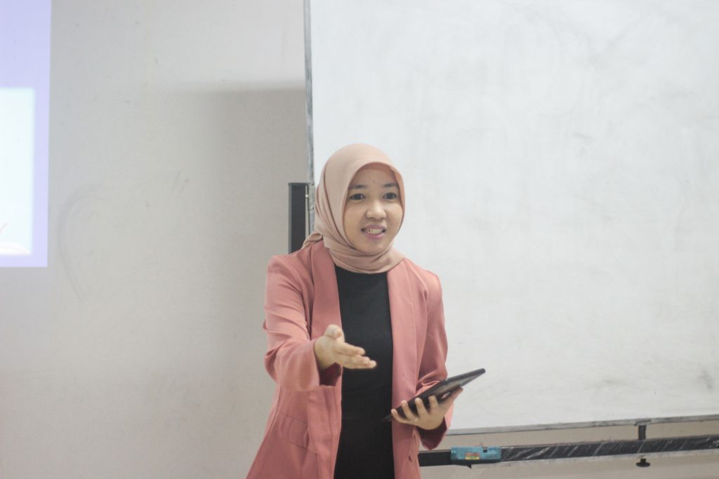 Ibu Rizki Oktaviani, SE., MM memberikan materi terkait public speaking di hadapan siswa SMK Mutiara Baru dan SMA Widya Nusantara