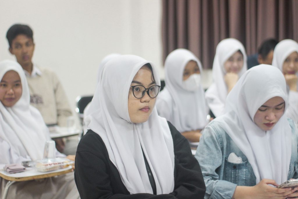 Siswi SMK Mutiara Baru mendengarkan pemaparan materi