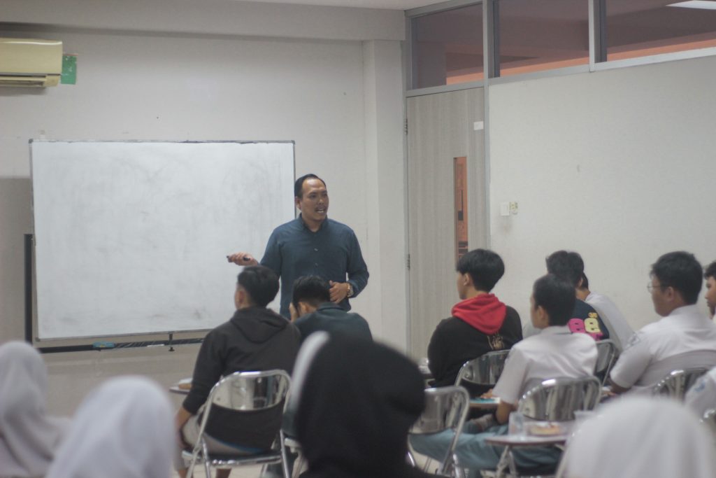 Dimas Prabowo memaparkan mengenai kampus Tri Bhakt Business School