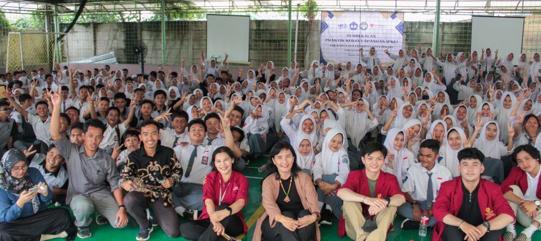 Pihak Tri Bhakti Business School melakukan foto bersama SMK Karya Guna Bhakti 2