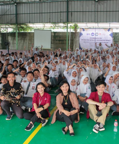 Pihak Tri Bhakti Business School melakukan foto bersama SMK Karya Guna Bhakti 2