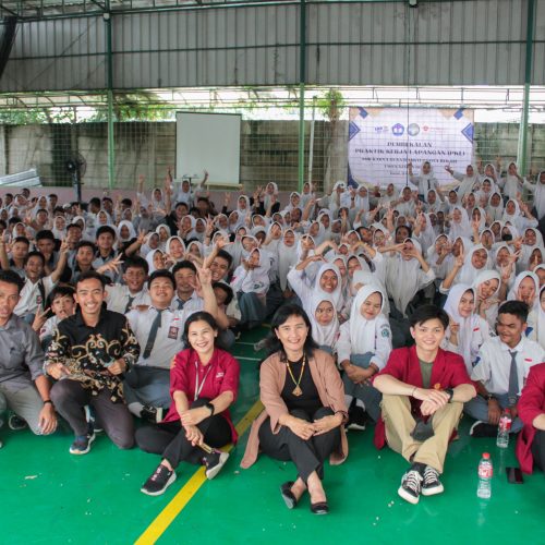 Pihak Tri Bhakti Business School melakukan foto bersama SMK Karya Guna Bhakti 2