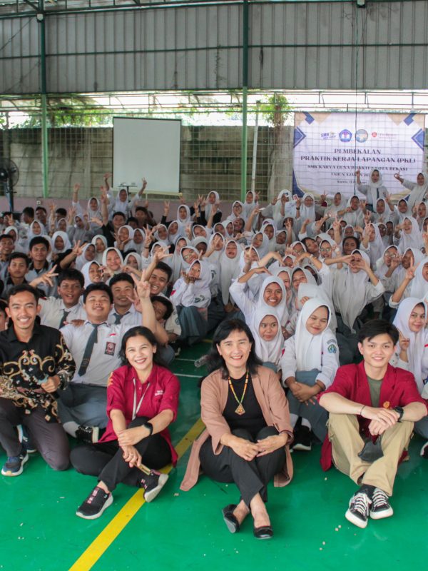 Pihak Tri Bhakti Business School melakukan foto bersama SMK Karya Guna Bhakti 2