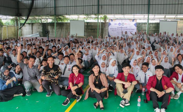 Pihak Tri Bhakti Business School melakukan foto bersama SMK Karya Guna Bhakti 2