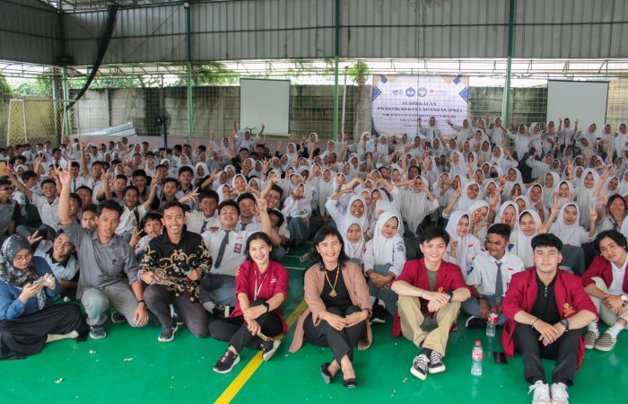 Pihak Tri Bhakti Business School melakukan foto bersama SMK Karya Guna Bhakti 2