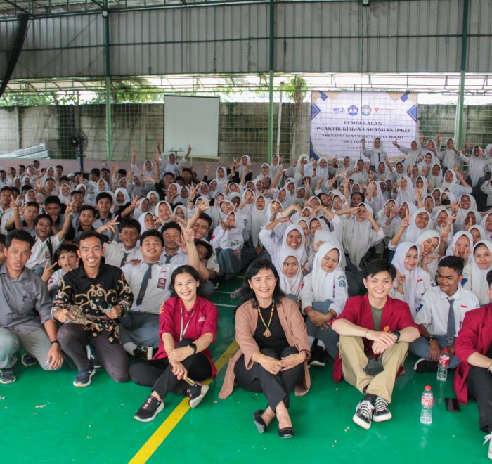 Pihak Tri Bhakti Business School melakukan foto bersama SMK Karya Guna Bhakti 2