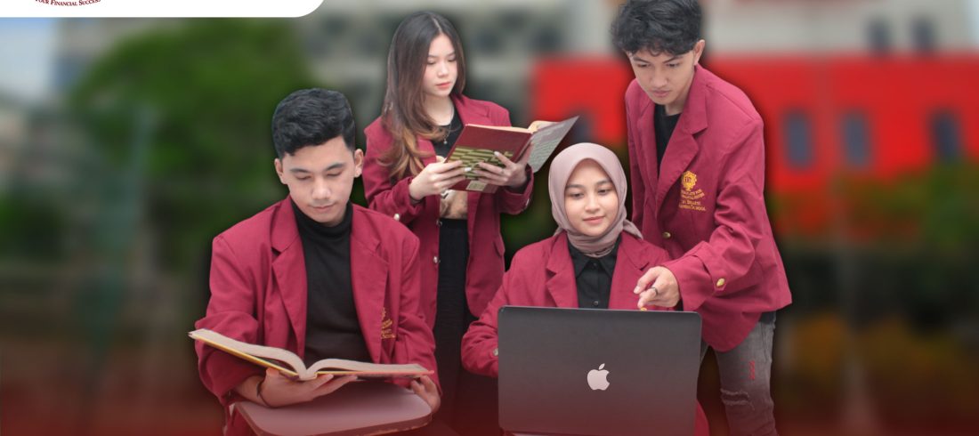 Mahasiswa Tri Bhakti Business School terdiri dari dua cowo dan dua cewe belajar kelompok di latar belakang terlihat gedung tri bhakti business school yang buram dan di bawahnya tulisan program kuliah kelas karyawan