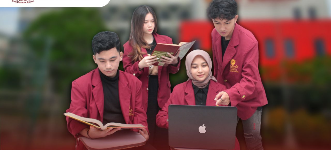 Mahasiswa Tri Bhakti Business School terdiri dari dua cowo dan dua cewe belajar kelompok di latar belakang terlihat gedung tri bhakti business school yang buram dan di bawahnya tulisan program kuliah kelas karyawan