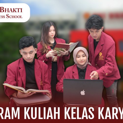 Mahasiswa Tri Bhakti Business School terdiri dari dua cowo dan dua cewe belajar kelompok di latar belakang terlihat gedung tri bhakti business school yang buram dan di bawahnya tulisan program kuliah kelas karyawan