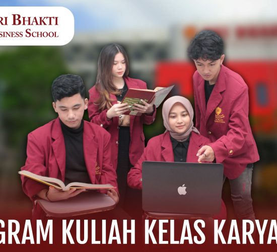 Mahasiswa Tri Bhakti Business School terdiri dari dua cowo dan dua cewe belajar kelompok di latar belakang terlihat gedung tri bhakti business school yang buram dan di bawahnya tulisan program kuliah kelas karyawan