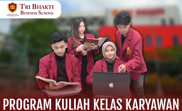 Mahasiswa Tri Bhakti Business School terdiri dari dua cowo dan dua cewe belajar kelompok di latar belakang terlihat gedung tri bhakti business school yang buram dan di bawahnya tulisan program kuliah kelas karyawan
