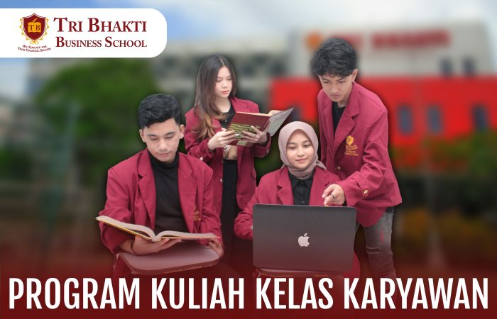 Mahasiswa Tri Bhakti Business School terdiri dari dua cowo dan dua cewe belajar kelompok di latar belakang terlihat gedung tri bhakti business school yang buram dan di bawahnya tulisan program kuliah kelas karyawan