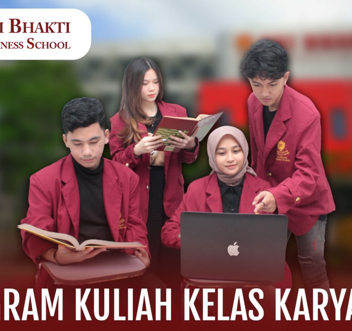 Mahasiswa Tri Bhakti Business School terdiri dari dua cowo dan dua cewe belajar kelompok di latar belakang terlihat gedung tri bhakti business school yang buram dan di bawahnya tulisan program kuliah kelas karyawan
