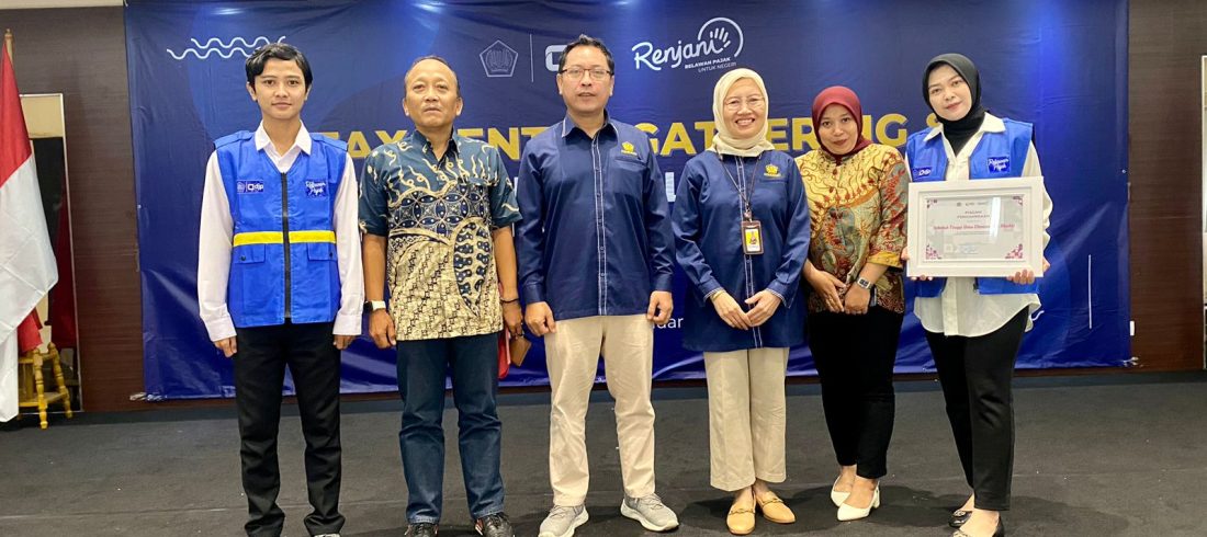 Foto bersama perwakilan mahasiswa, dosen, dan pihak DJP