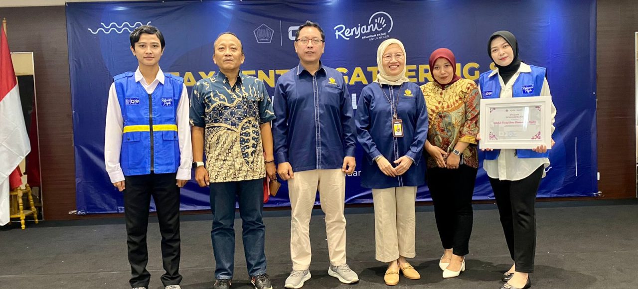 Foto bersama perwakilan mahasiswa, dosen, dan pihak DJP