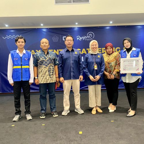Foto bersama perwakilan mahasiswa, dosen, dan pihak DJP