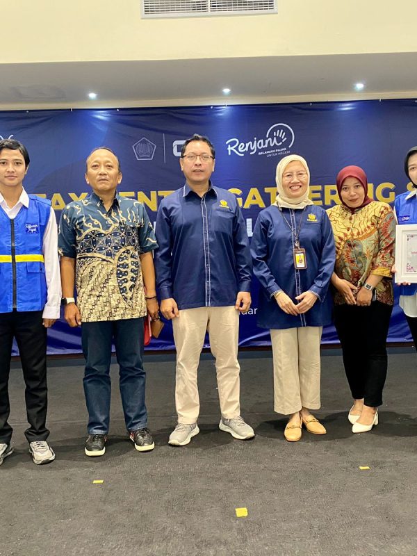 Foto bersama perwakilan mahasiswa, dosen, dan pihak DJP
