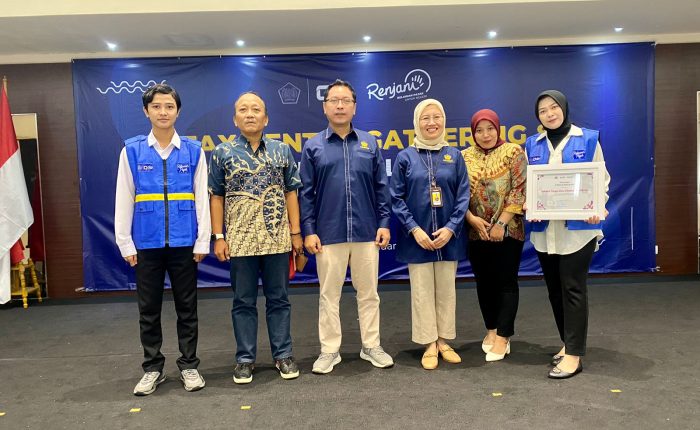Foto bersama perwakilan mahasiswa, dosen, dan pihak DJP