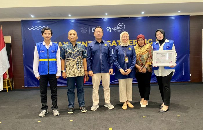Foto bersama perwakilan mahasiswa, dosen, dan pihak DJP