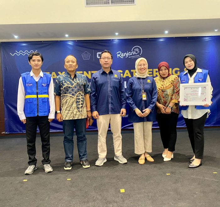 Foto bersama perwakilan mahasiswa, dosen, dan pihak DJP