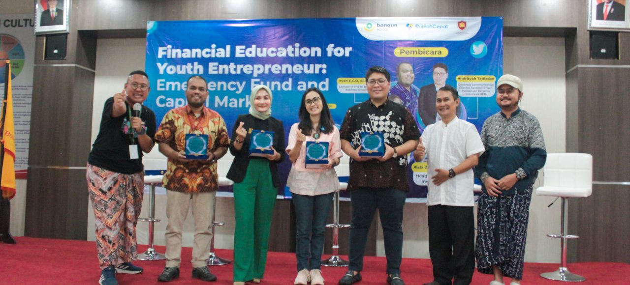 Foto Bersama Narasumber Bangun, Rista Zwestika, CFP, WMI dari PINA, Anna Maria Chosani dari Rupiah Cepat, Andrisyah Tauladan dari AFPI, dan Irvan F.C Oentoeng, S.E., M.M. dari Tri Bhakti Business School.