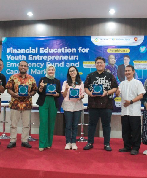 Foto Bersama Narasumber Bangun, Rista Zwestika, CFP, WMI dari PINA, Anna Maria Chosani dari Rupiah Cepat, Andrisyah Tauladan dari AFPI, dan Irvan F.C Oentoeng, S.E., M.M. dari Tri Bhakti Business School.