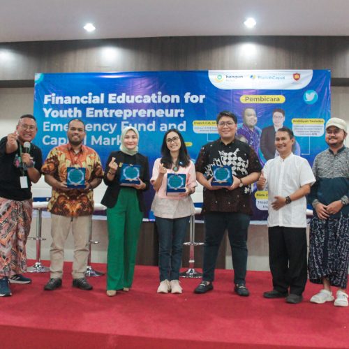 Foto Bersama Narasumber Bangun, Rista Zwestika, CFP, WMI dari PINA, Anna Maria Chosani dari Rupiah Cepat, Andrisyah Tauladan dari AFPI, dan Irvan F.C Oentoeng, S.E., M.M. dari Tri Bhakti Business School.