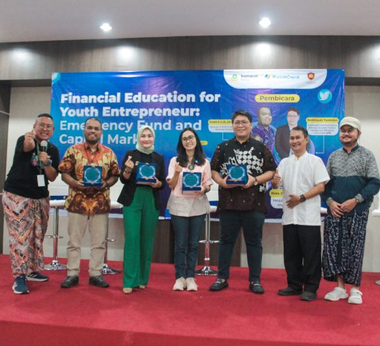Foto Bersama Narasumber Bangun, Rista Zwestika, CFP, WMI dari PINA, Anna Maria Chosani dari Rupiah Cepat, Andrisyah Tauladan dari AFPI, dan Irvan F.C Oentoeng, S.E., M.M. dari Tri Bhakti Business School.