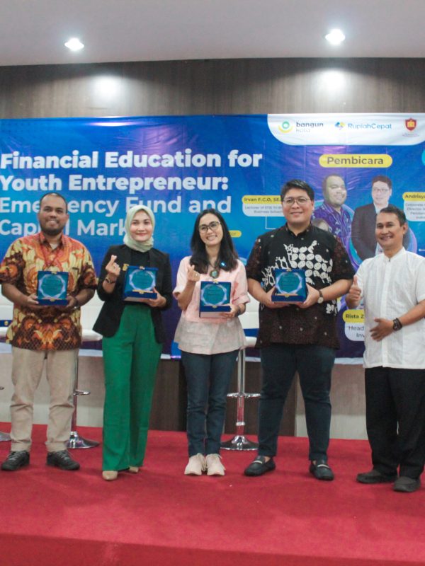 Foto Bersama Narasumber Bangun, Rista Zwestika, CFP, WMI dari PINA, Anna Maria Chosani dari Rupiah Cepat, Andrisyah Tauladan dari AFPI, dan Irvan F.C Oentoeng, S.E., M.M. dari Tri Bhakti Business School.