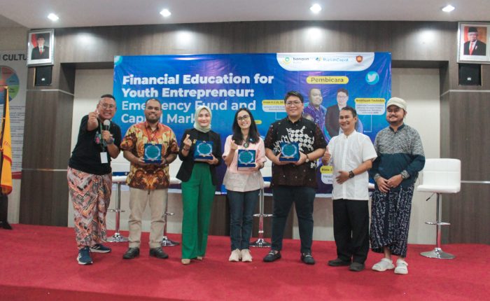 Foto Bersama Narasumber Bangun, Rista Zwestika, CFP, WMI dari PINA, Anna Maria Chosani dari Rupiah Cepat, Andrisyah Tauladan dari AFPI, dan Irvan F.C Oentoeng, S.E., M.M. dari Tri Bhakti Business School.