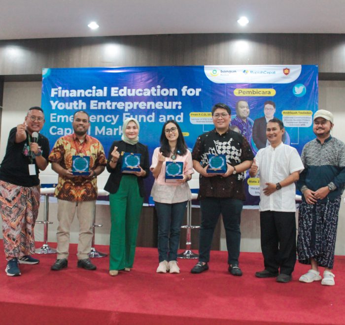Foto Bersama Narasumber Bangun, Rista Zwestika, CFP, WMI dari PINA, Anna Maria Chosani dari Rupiah Cepat, Andrisyah Tauladan dari AFPI, dan Irvan F.C Oentoeng, S.E., M.M. dari Tri Bhakti Business School.