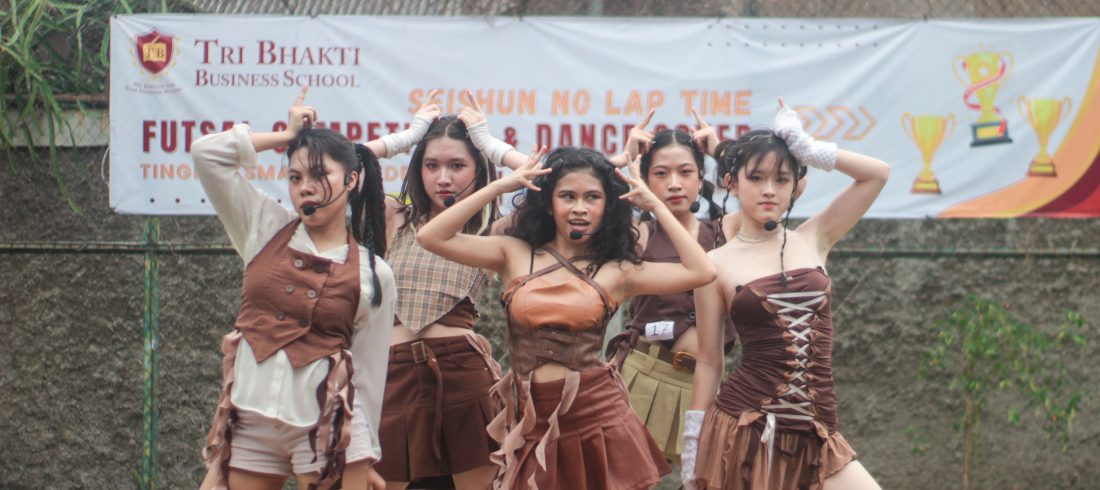 Peserta Dance Cover dari SMA Penabur Summarecon Bekasi menunjukan penampilan menarinnya
