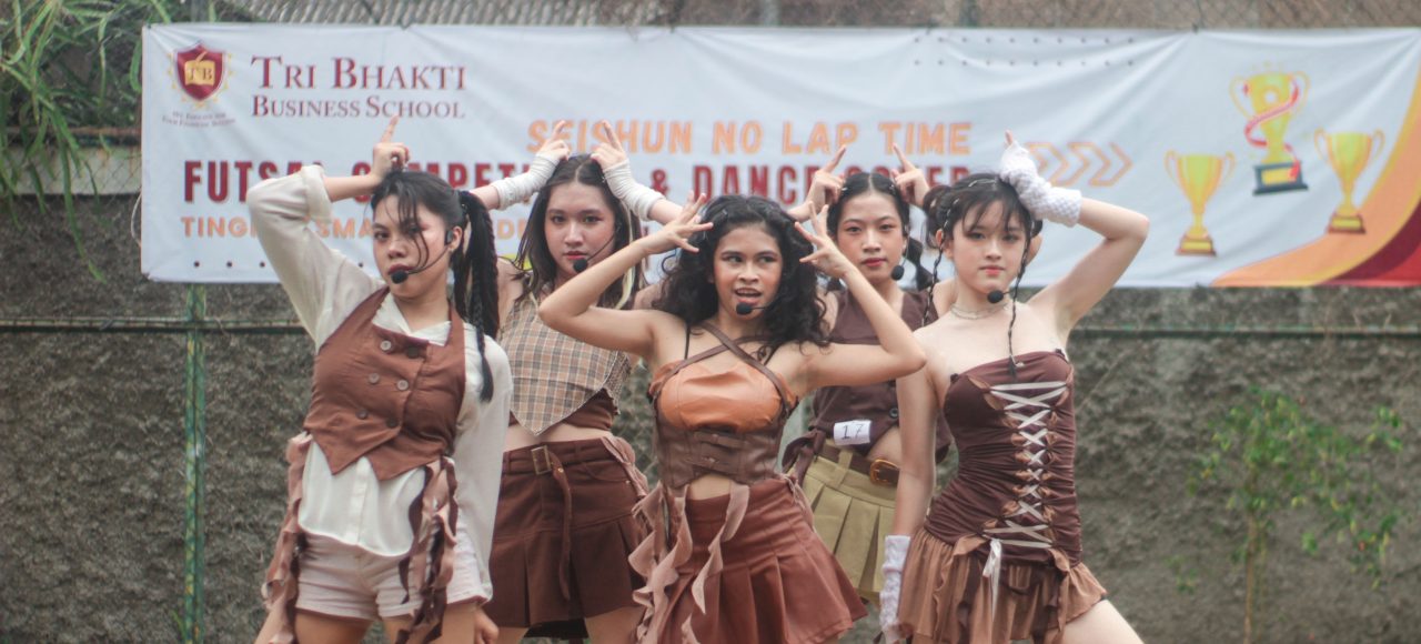 Peserta Dance Cover dari SMA Penabur Summarecon Bekasi menunjukan penampilan menarinnya