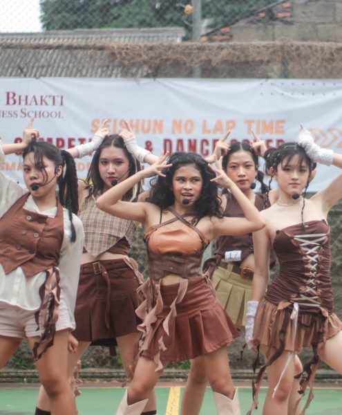 Peserta Dance Cover dari SMA Penabur Summarecon Bekasi menunjukan penampilan menarinnya