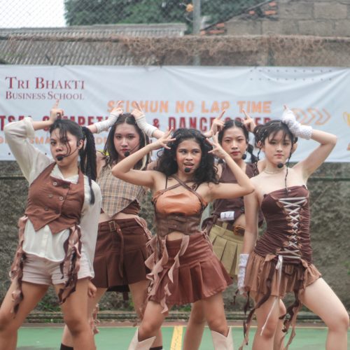 Peserta Dance Cover dari SMA Penabur Summarecon Bekasi menunjukan penampilan menarinnya
