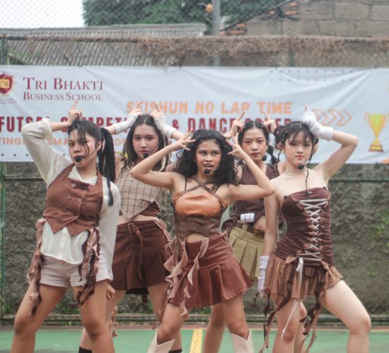 Peserta Dance Cover dari SMA Penabur Summarecon Bekasi menunjukan penampilan menarinnya