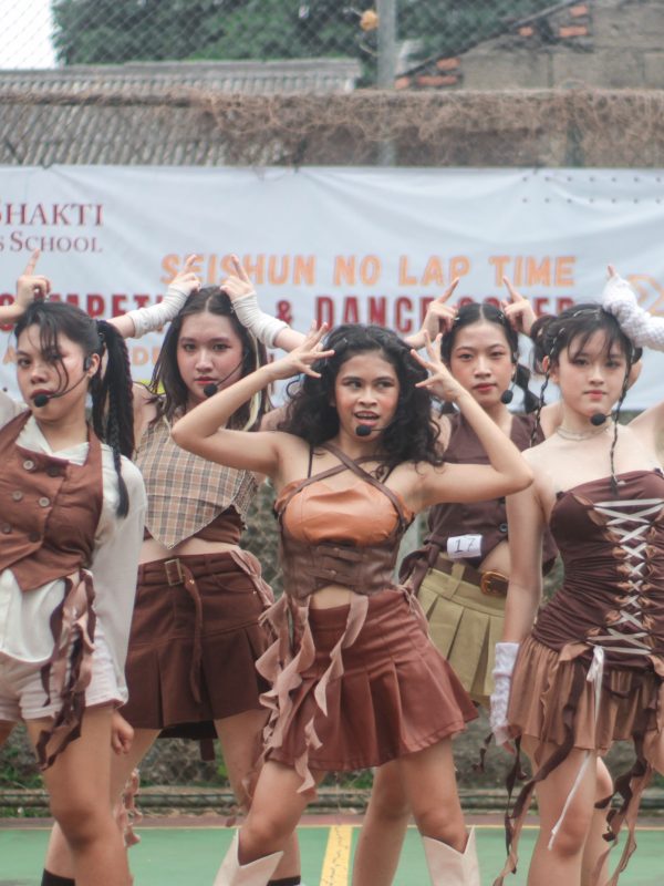 Peserta Dance Cover dari SMA Penabur Summarecon Bekasi menunjukan penampilan menarinnya