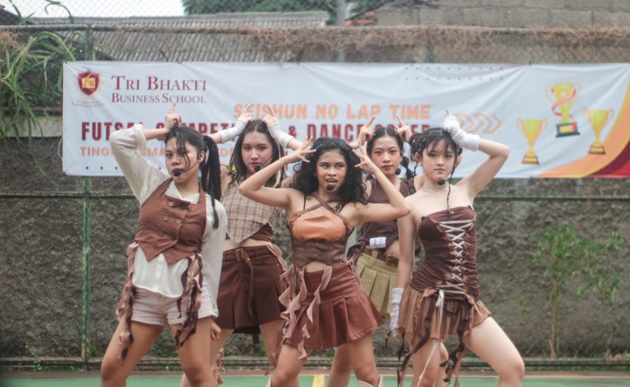 Peserta Dance Cover dari SMA Penabur Summarecon Bekasi menunjukan penampilan menarinnya