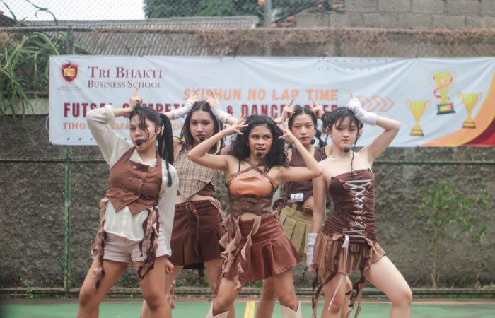 Peserta Dance Cover dari SMA Penabur Summarecon Bekasi menunjukan penampilan menarinnya