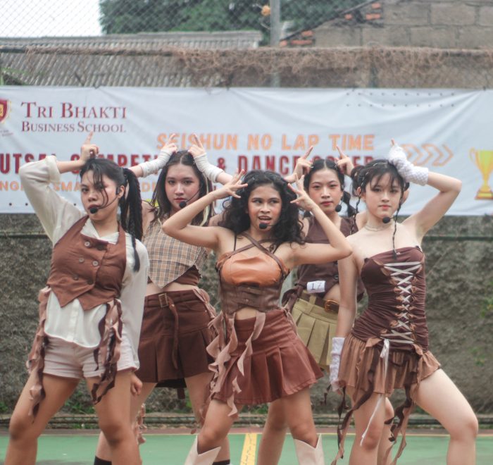 Peserta Dance Cover dari SMA Penabur Summarecon Bekasi menunjukan penampilan menarinnya