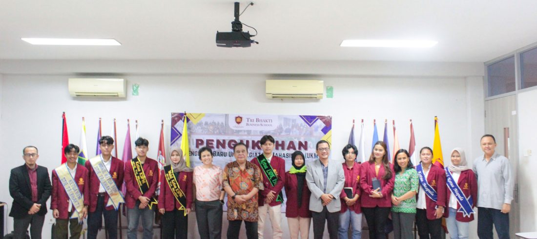 Foto bersama Unit Kegiatan Mahasiswa dan jajaran petinggi kampus