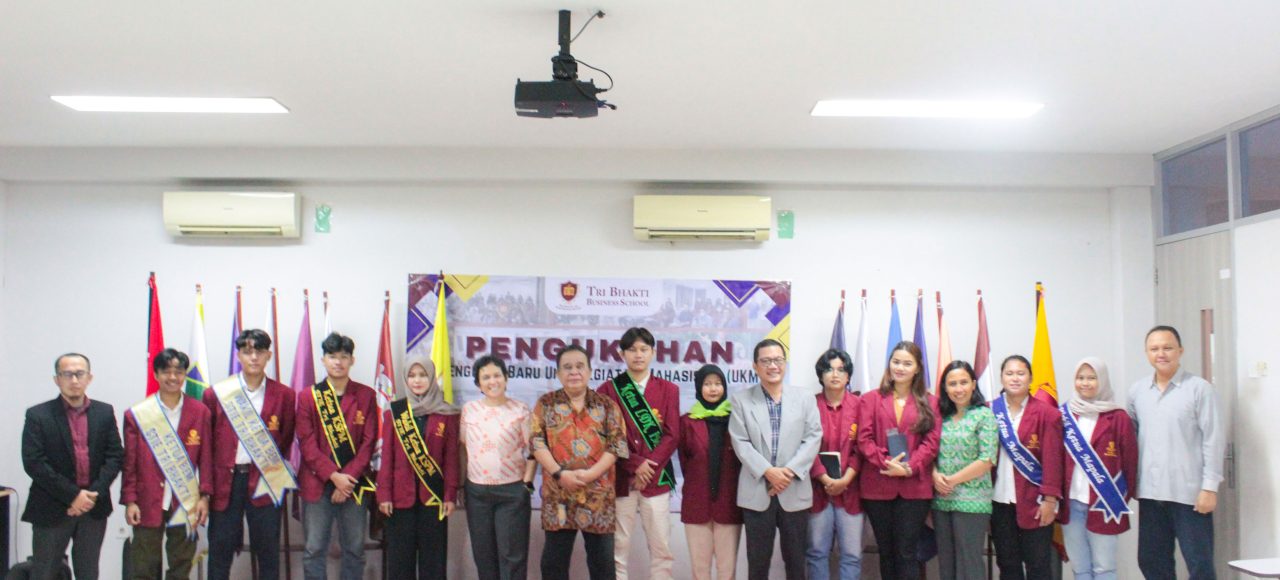 Foto bersama Unit Kegiatan Mahasiswa dan jajaran petinggi kampus