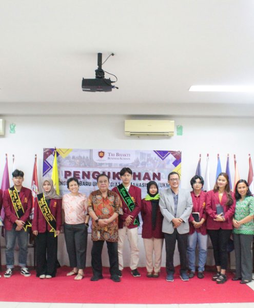Foto bersama Unit Kegiatan Mahasiswa dan jajaran petinggi kampus
