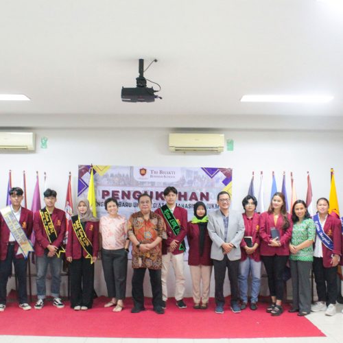 Foto bersama Unit Kegiatan Mahasiswa dan jajaran petinggi kampus