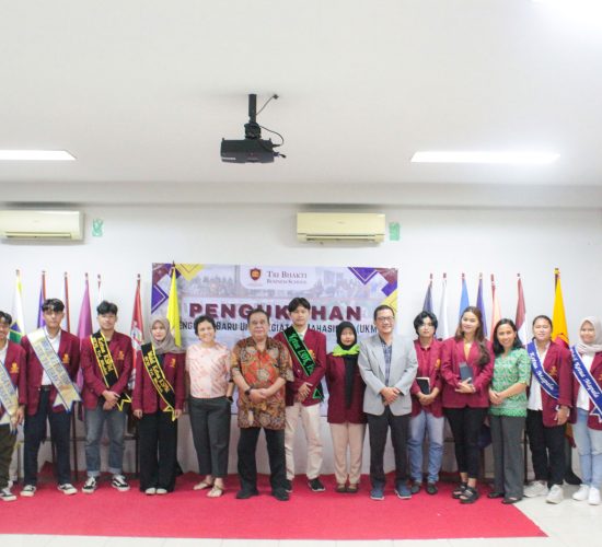 Foto bersama Unit Kegiatan Mahasiswa dan jajaran petinggi kampus